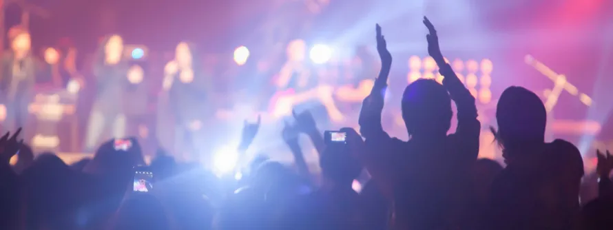 A luxury Mercedes-Benz V-Class providing a professional Reading Festival chauffeur service for a group of music fans arriving at Richfield Avenue.
